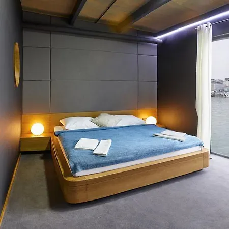 杜娜耶斯基·皮沃瓦船屋