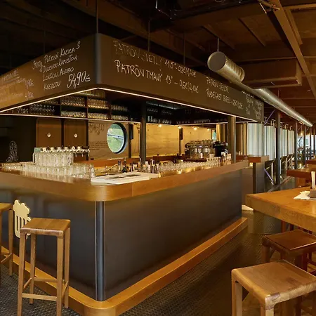 杜娜耶斯基·皮沃瓦船屋 酒店